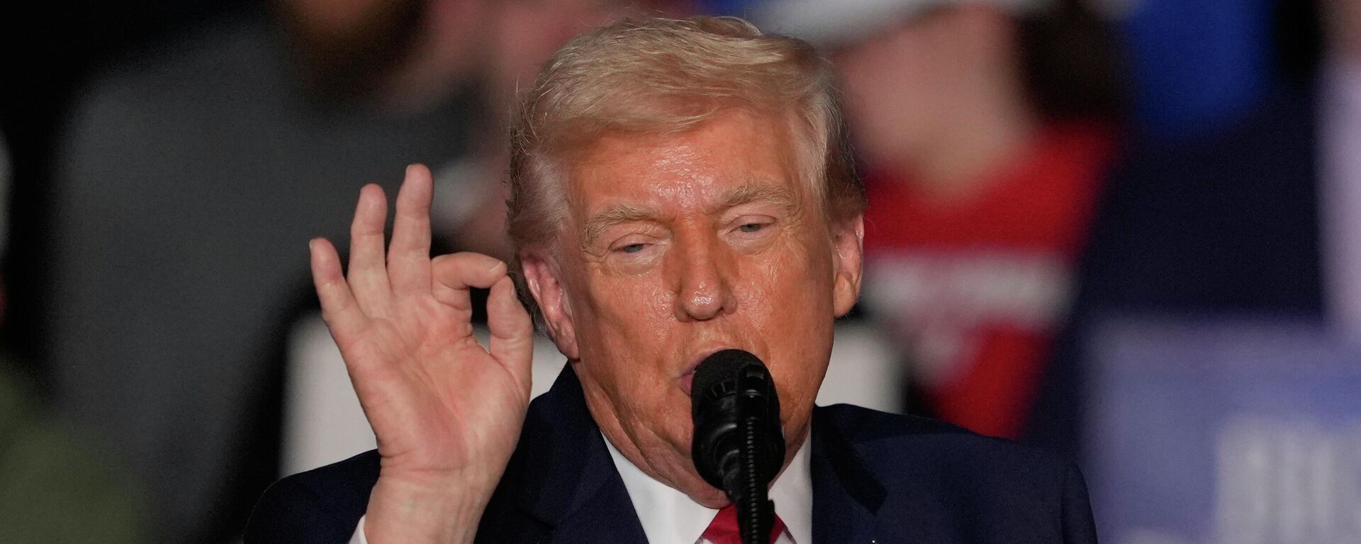 Президент США Дональд Трамп на митинге в штате Айова - Sputnik Кыргызстан, 1920, 21.02.2026