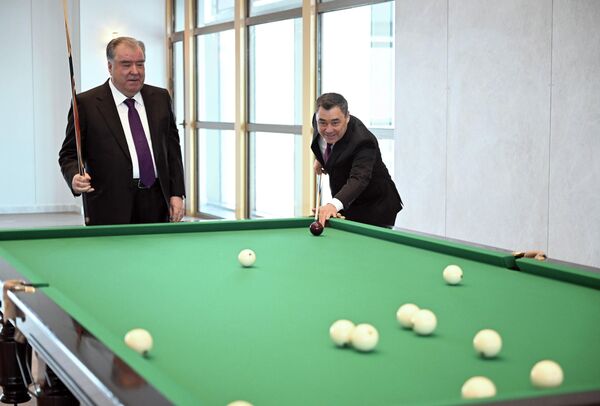 Стратегия и концентрация вне зависимости от формата встреч. Жапаров и Рахмон играют в бильярд. Бишкек, 13 марта. - Sputnik Кыргызстан