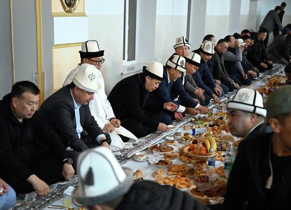 Ифтар от имени главы государства. Ош, 20 марта. - Sputnik Кыргызстан