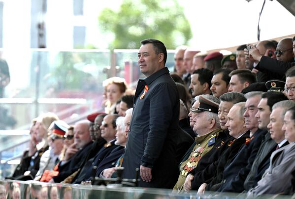 Президент приветствует парадный расчет Национальной гвардии Вооруженных сил КР на Красной площади. Москва, 9 мая. - Sputnik Кыргызстан