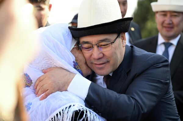 Благословение матерей — искреннее напутствие. Ошская область, 21 марта. - Sputnik Кыргызстан