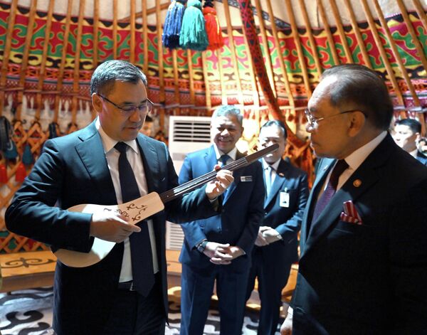 Памятный подарок премьер-министру Малайзии Анвару Ибрагиму - Sputnik Кыргызстан