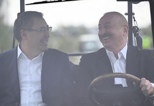 По пути в школу, построенную в дар Азербайджану от имени народа Кыргызстана. Хыдырлы, 3 июля. - Sputnik Кыргызстан