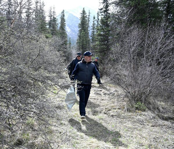 Весенний субботник. Природный парк Ала-Арча, 26 апреля. - Sputnik Кыргызстан