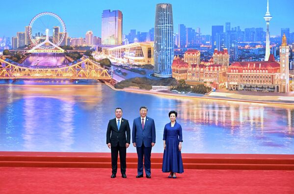 В преддверии саммита ШОС с председателем КНР Си Цзиньпином и первой леди Пэн Лиюань. Тяньцзинь, 31 августа. - Sputnik Кыргызстан