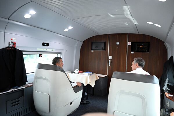 Рабочий момент перед мероприятиями международного уровня. Пекин, 2 сентября. - Sputnik Кыргызстан