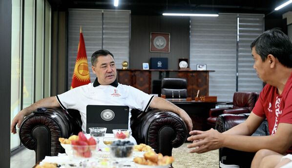 В перерывах между матчами футбольного турнира "Мурас". Бишкек, 13 декабря. - Sputnik Кыргызстан