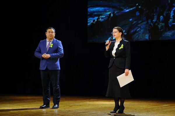 К участникам акции обратились заместитель министра просвещения Кыргызстана Альберт Махметкулов и советник-посланник посольства России Екатерина Чистова - Sputnik Кыргызстан