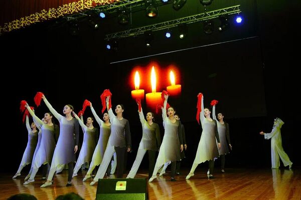 Более 150 именитых и молодых артистов рассказали 700 школьникам, студентам и курсантам военных учебных заведений историю страшных дней блокады, участия кыргызстанцев в защите города и спасении его жителей - Sputnik Кыргызстан