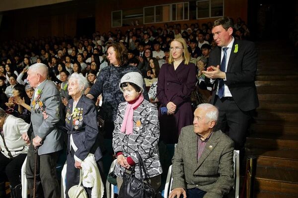 Сегодня в Кыргызстане живут 11 ветеранов-блокадников. Четверых поздравили на концерте, еще два ветерана представляют Кыргызстан на торжествах в Санкт-Петербурге. - Sputnik Кыргызстан