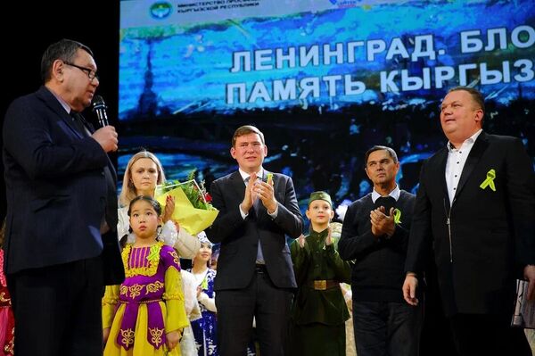 Руководитель представительства Россотрудничества в КР Альберт Зульхарнеев вручил благодарственные грамоты активистам общества блокадников - Sputnik Кыргызстан