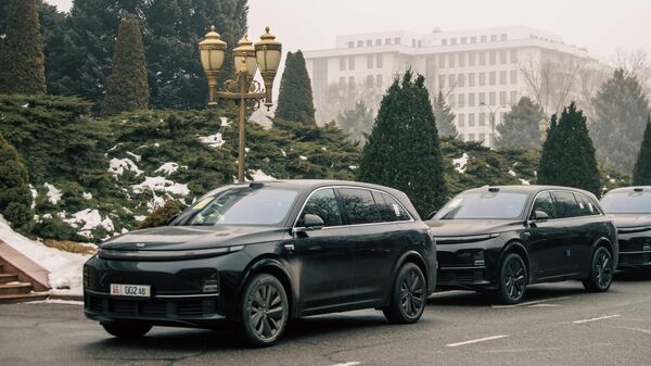 ЖКнын VIII чакырылышынын депутаттарынын кызматтык автоунааалары - Sputnik Кыргызстан