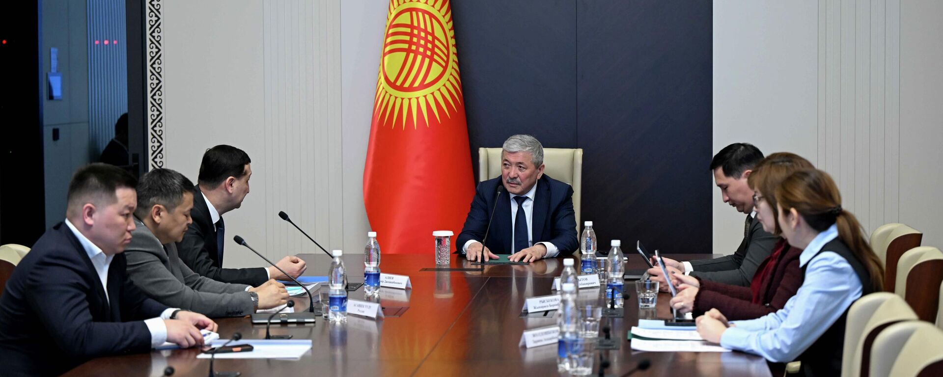 Адылбек Касымалиев приняь главу Соцфонда Бактияра Алиева - Sputnik Кыргызстан, 1920, 29.01.2026