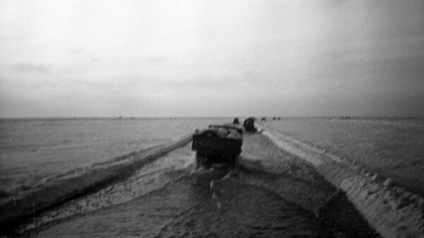   ГАЗ-АА автоунаасы Ладога көлүндө бара жатат - Sputnik Кыргызстан