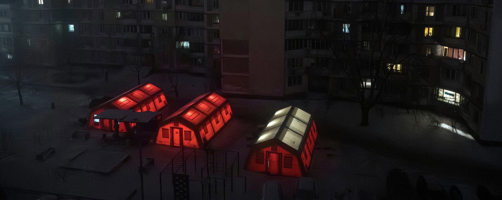 Киевдеги көп кабаттуу үйлөрдө электр жарыгы жоктугунан чатырлар тигилди - Sputnik Кыргызстан, 1920, 30.01.2026