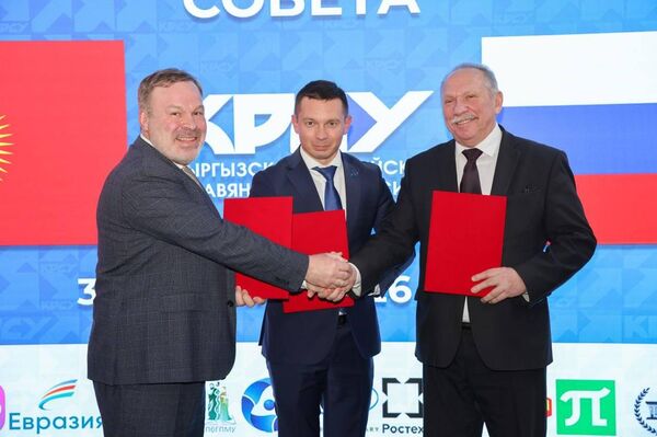 Подписание документов на заседании попечительского совета КРСУ - Sputnik Кыргызстан