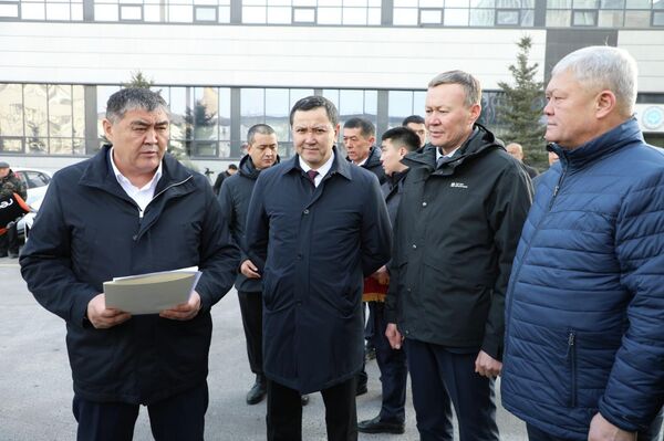 УКМК төрагасы Камчыбек Ташиев Нарын облусундагы медициналык мекемелерге кызматтык унааларды белек кылды - Sputnik Кыргызстан