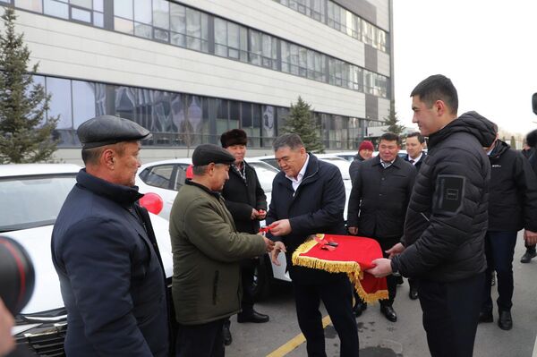 УКМК төрагасы Камчыбек Ташиев Нарын облусундагы медициналык мекемелерге кызматтык унааларды белек кылды - Sputnik Кыргызстан