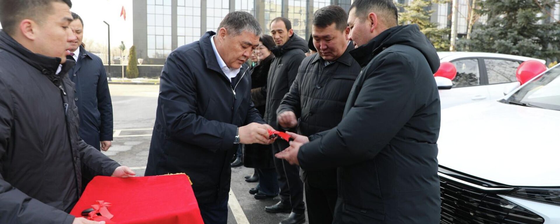 Камчыбек Ташиев Нарын облусундагы медициналык мекемелерге кызматтык унааларды белек кылды - Sputnik Кыргызстан, 1920, 02.02.2026