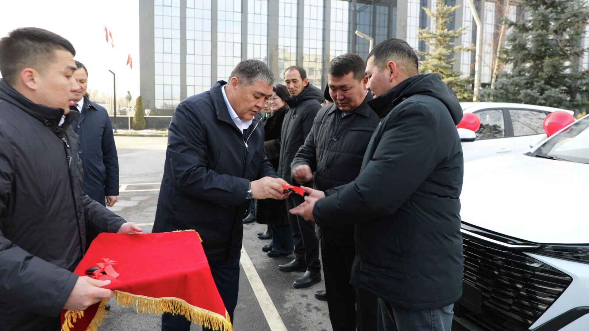 Камчыбек Ташиев Нарын облусундагы медициналык мекемелерге кызматтык унааларды белек кылды - Sputnik Кыргызстан, 1920, 02.02.2026