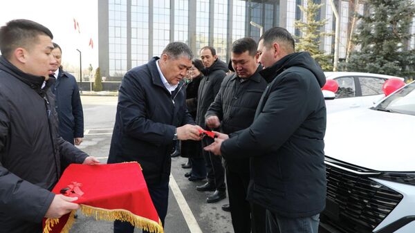 Камчыбек Ташиев Нарын облусундагы медициналык мекемелерге кызматтык унааларды белек кылды - Sputnik Кыргызстан