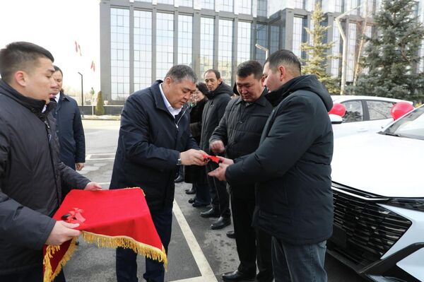 Камчыбек Ташиев передал медучреждениям Нарынской области 20 авто Камчыбек Ташиев передал медучреждениям Нарынской области 20 авто - Sputnik Кыргызстан