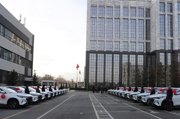 УКМК төрагасы Камчыбек Ташиев Нарын облусундагы медициналык мекемелерге кызматтык унааларды белек кылды - Sputnik Кыргызстан