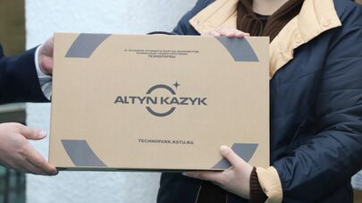 В Кыргызстане учителям начальных классов раздали 20 тысяч 286 отечественных ноутбуков