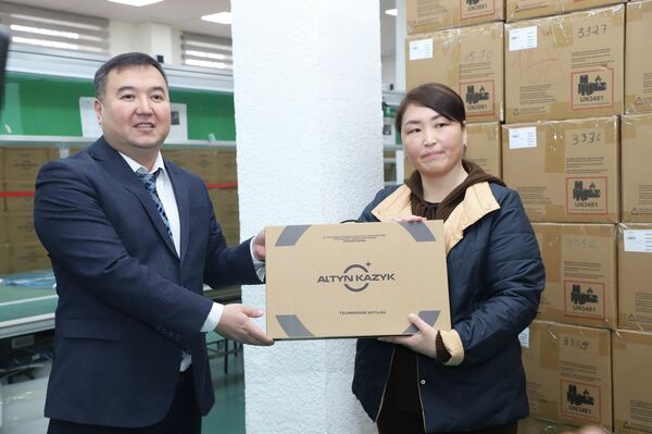 В Кыргызстане учителям начальных классов раздали 20 286 отечественных ноутбуков - Sputnik Кыргызстан