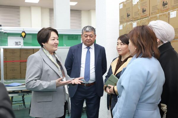 В мероприятии приняли участие глава ведомства Догдуркуль Кендирбаева, первый заместитель министра Мухтарбек Баймурзаев, директор учреждения &quot;Технопарк&quot; КГТУ имени И. Раззакова Касымбек Келебаев, а также представители районных отделов образования - Sputnik Кыргызстан