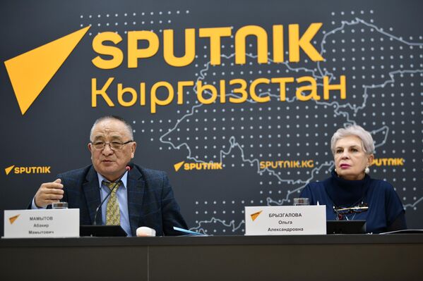 Многие родители жалуются в соцсетях, что школьная программа стала сложной, а учителя вынуждены брать на себя чрезмерную нагрузку - Sputnik Кыргызстан