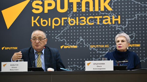 Ведущий специалист Управления школьного образования Минпросвещения Ольга Брызгалова и главный научный сотрудник Лаборатории технологии, искусства и культуры здоровья Кыргызской академии образования Абакир Мамытов  - Sputnik Кыргызстан
