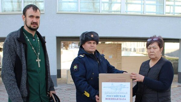 Передача гуманитарной помощи военнослужащими авиабазы в Канте Дому престарелых в Нижней Серафимовке - Sputnik Кыргызстан