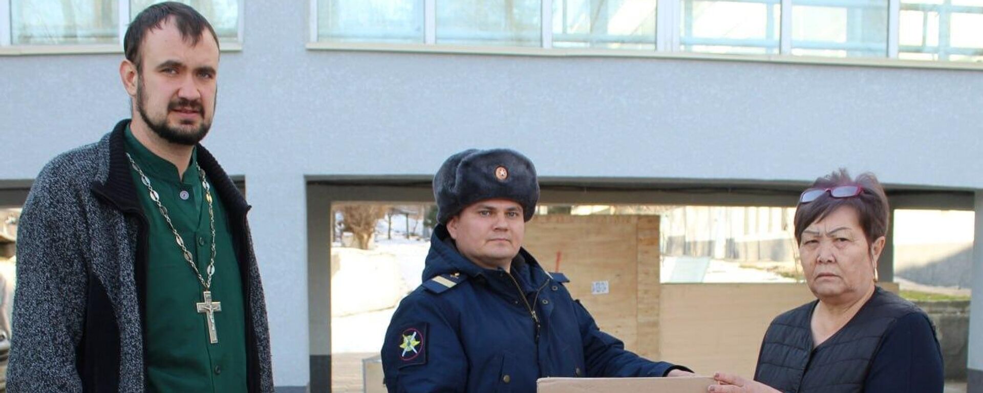 Передача гуманитарной помощи военнослужащими авиабазы в Канте Дому престарелых в Нижней Серафимовке - Sputnik Кыргызстан, 1920, 03.02.2026