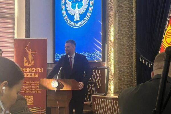 В КНУ имени Жусупа Баласагына открылись фотовыставка и кабинет, где представлены экспонаты на тему ВОВ - Sputnik Кыргызстан