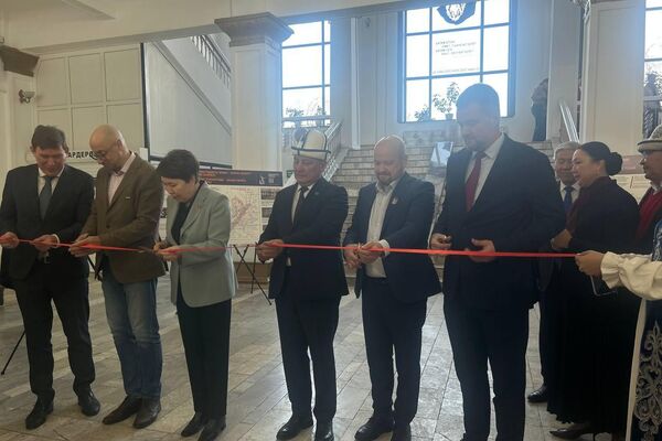 В КНУ имени Жусупа Баласагына открылись фотовыставка и кабинет, где представлены экспонаты на тему ВОВ - Sputnik Кыргызстан