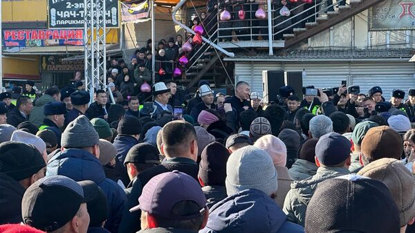 Управделами президента КР Каныбек Туманбаев и торговцы Ошского рынка - Sputnik Кыргызстан