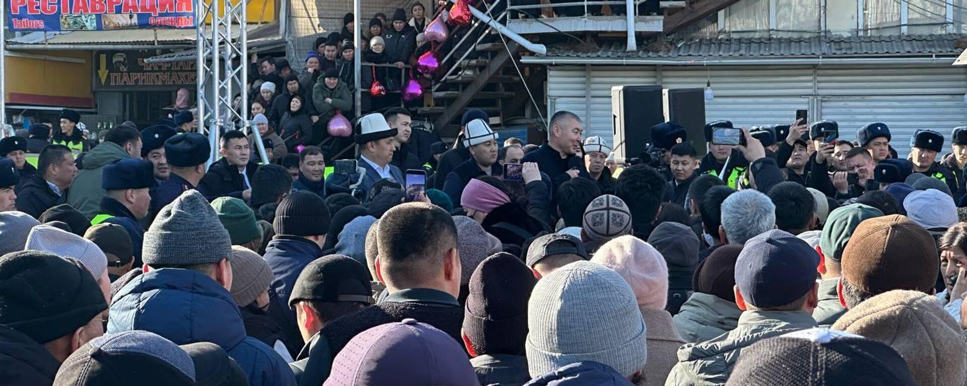 Президенттин иш башкаруучусу Каныбек Туманбаев Ош базарына барды - Sputnik Кыргызстан, 1920, 04.02.2026