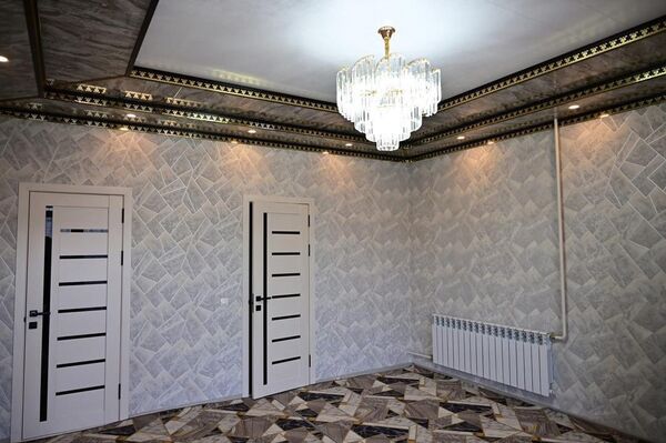 Житель села Барпы Турдубай Кожоев уже 17 лет служит молдо. Он начал возводить дом на собственном участке, однако из-за финансовых трудностей не смог завершить строительство. - Sputnik Кыргызстан