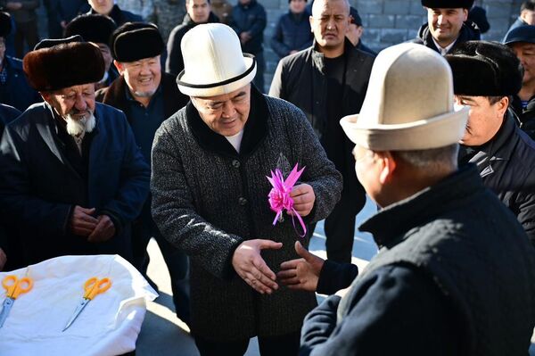 Камчыбек Ташиев помог достроить дом односельчанину - Sputnik Кыргызстан