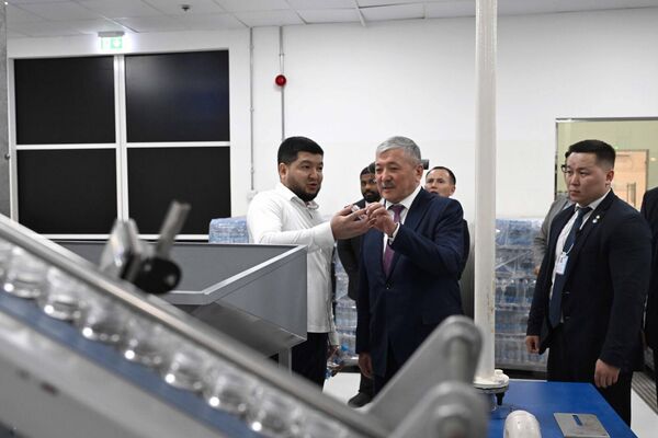Председатель кабмина КР Адылбек Касымалиев посетил завод Epos Water Production LLC, открытый гражданами Кыргызстана - Sputnik Кыргызстан