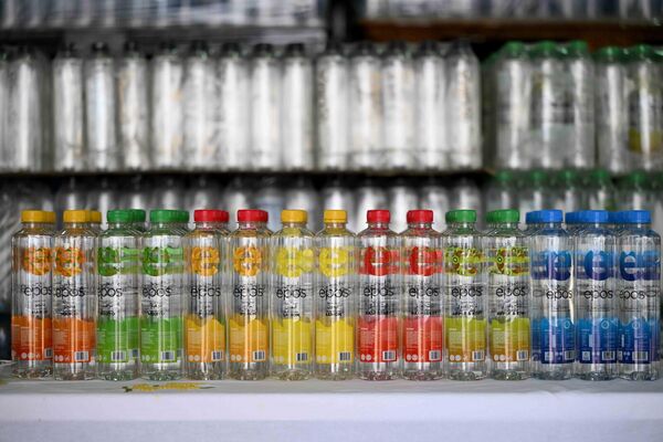 Компания осуществляет производство и розлив бутилированной питьевой воды и напитков. Производственная мощность завода — до 50 тысяч бутылок в сутки - Sputnik Кыргызстан