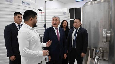 Председатель кабмина КР Адылбек Касымалиев на заводе "Epos Water Production LLC" в ОАЭ
