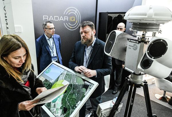 Комплекс противодействия БПЛА РАДАР IQ. Основные функции системы — обнаружение и отслеживание БПЛА и наземных объектов на охраняемых территориях и подступах к ним. - Sputnik Кыргызстан