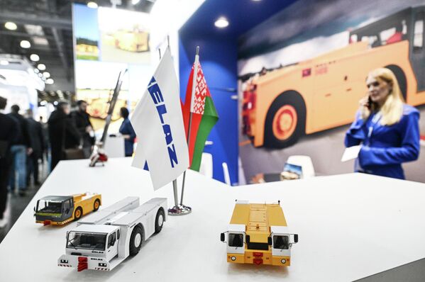 Стенд БелАЗа на выставке 13-го Национального авиационного инфраструктурного салона в МВЦ "Крокус Экспо" - Sputnik Кыргызстан