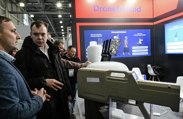 Противодроновое ружье — устройство для противодействия БПЛА. Принцип работы таких ружей заключается в глушителях сигнала, которые  забивают каналы управления дронами.  - Sputnik Кыргызстан