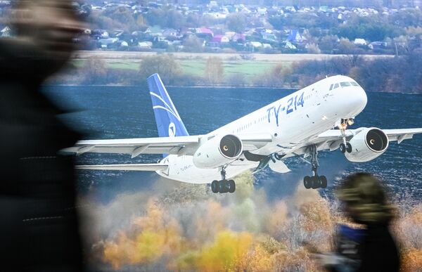 Плакат с изображением российского среднемагистрального самолета Ту-214 - Sputnik Кыргызстан