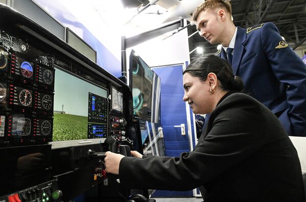 Авиасимулятор на выставке 13-го Национального авиационного инфраструктурного салона в МВЦ "Крокус Экспо" - Sputnik Кыргызстан
