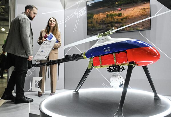 Универсальный беспилотный электрический вертолет Альфа-Е грузоподъемностью до 7 килограммов.Новинка разработана компанией "Тихие крылья" концерна "Калашников". Предназначена для аэрофотосъемки, лазерного сканирования,  видеомониторинга, магниторазведки, перевозки небольших грузов, а также противопожарного патрулирования и поиска людей. - Sputnik Кыргызстан