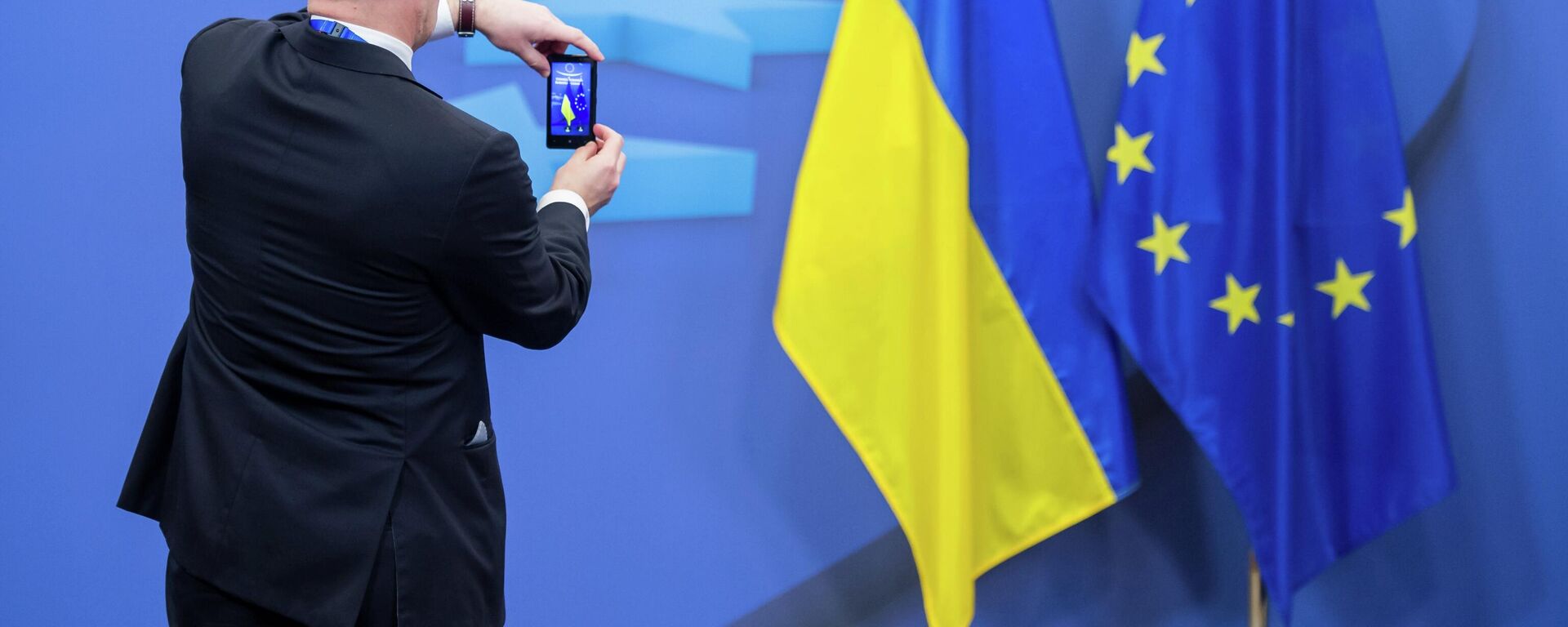Флаги Украины и Евросоюза - Sputnik Кыргызстан, 1920, 05.02.2026
